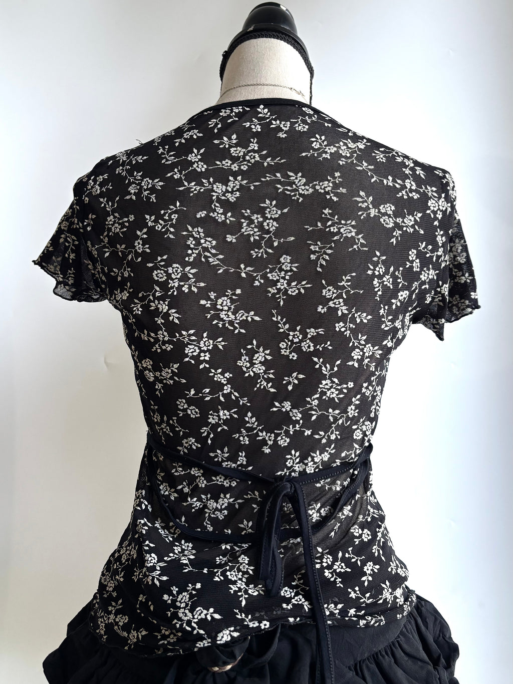 Mesh fitted top