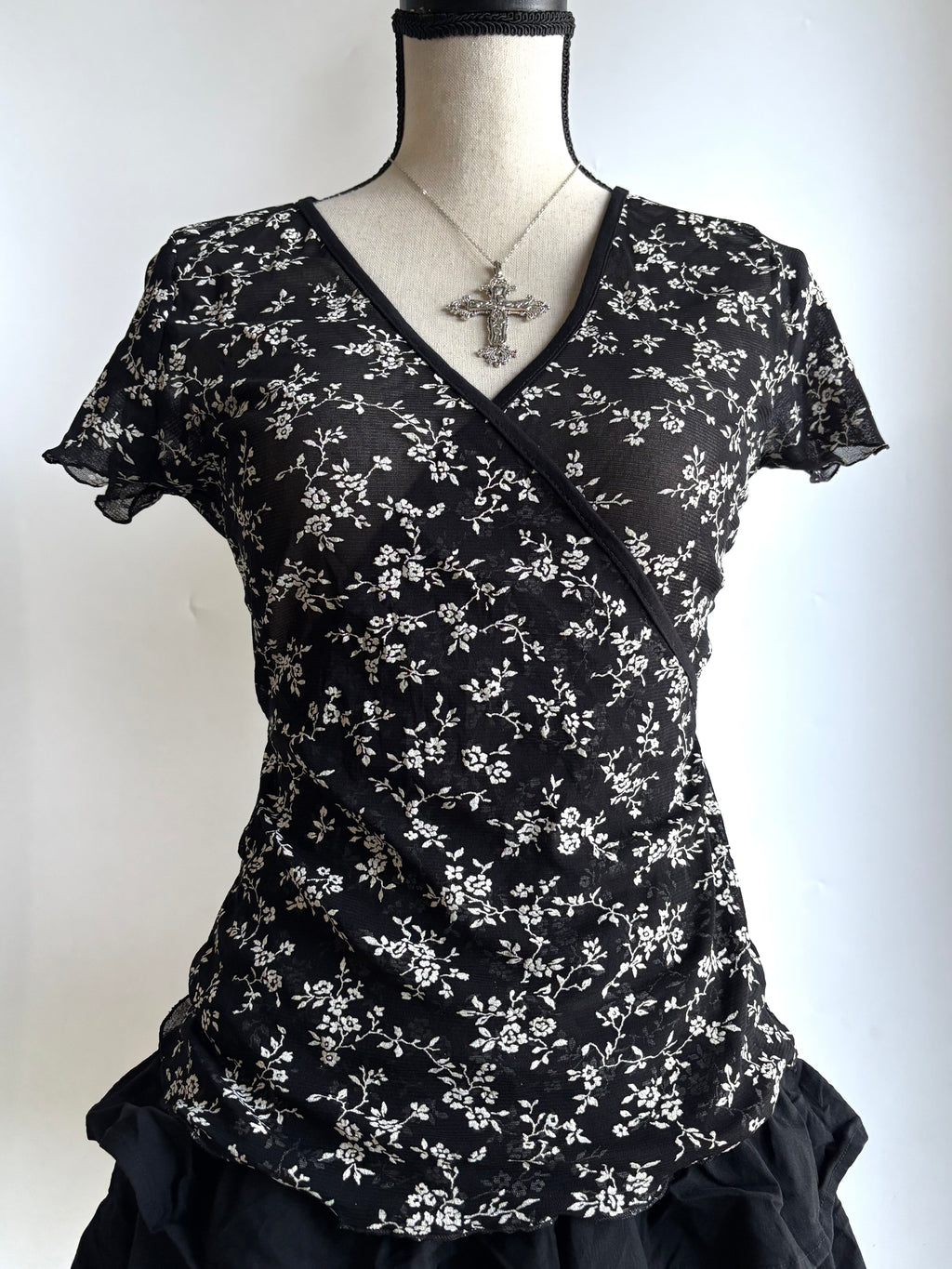 Mesh fitted top
