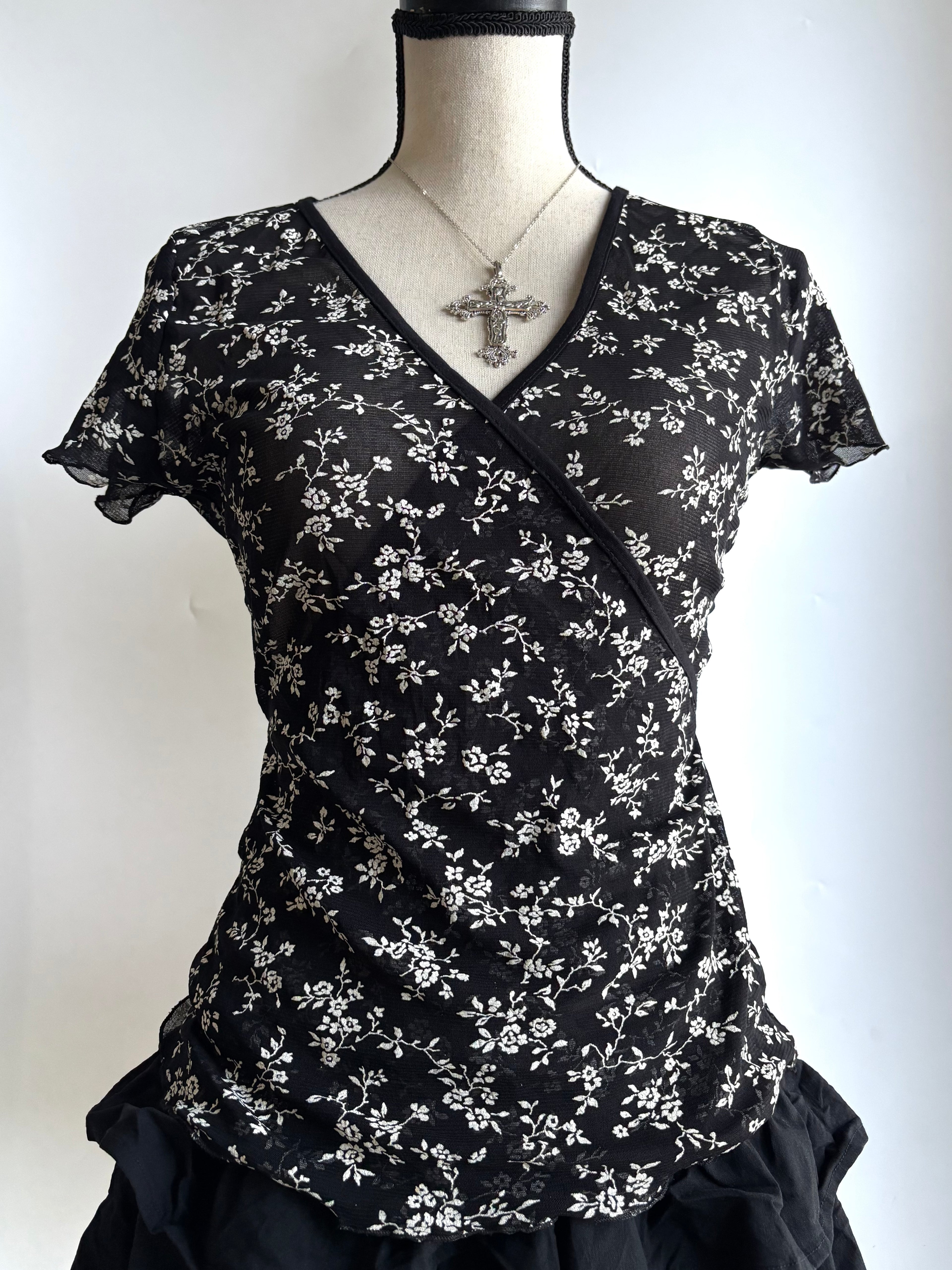 Mesh fitted top